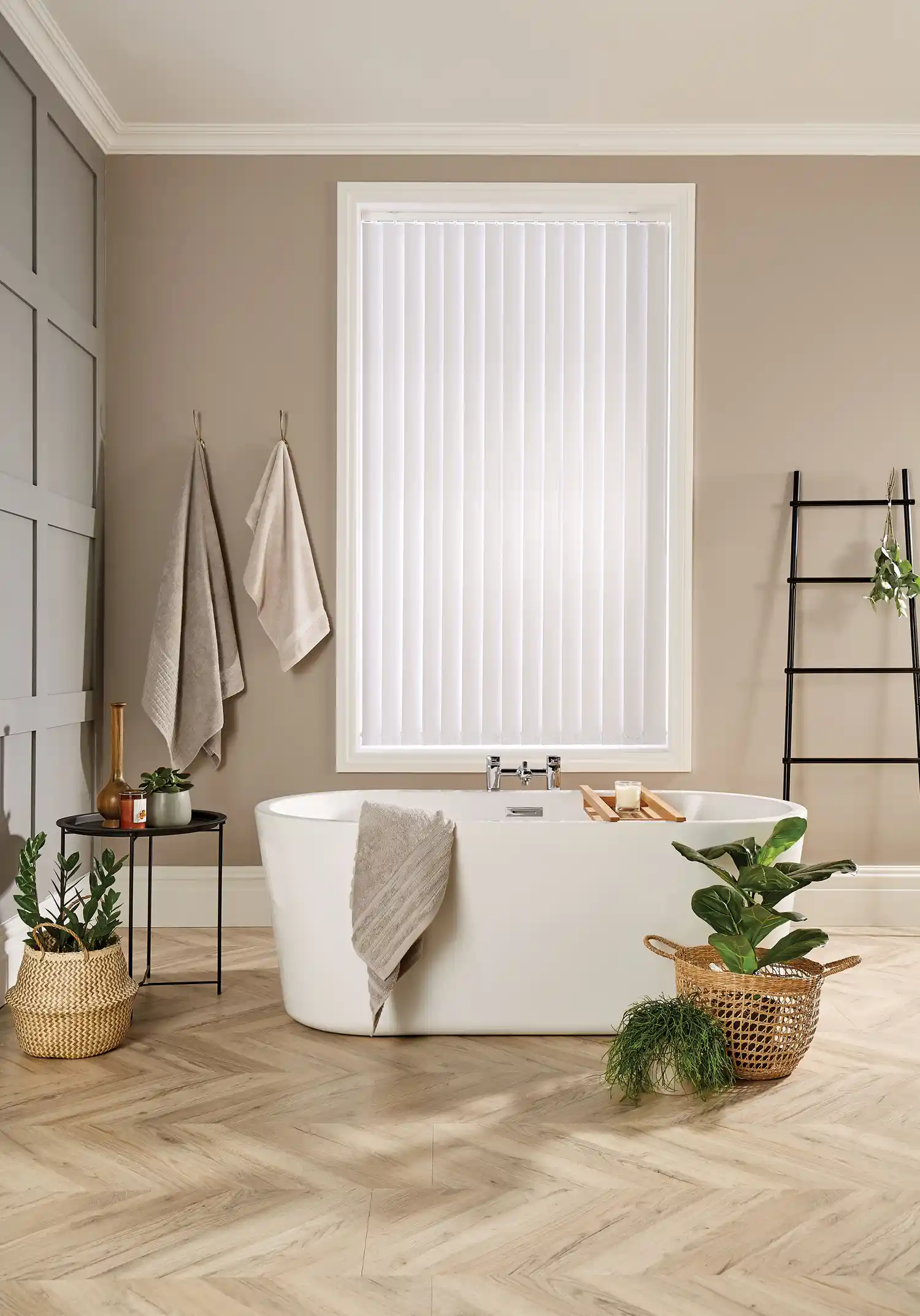 LL 2022 Vertical Carnival Blackout China White Bath2 Main Mail